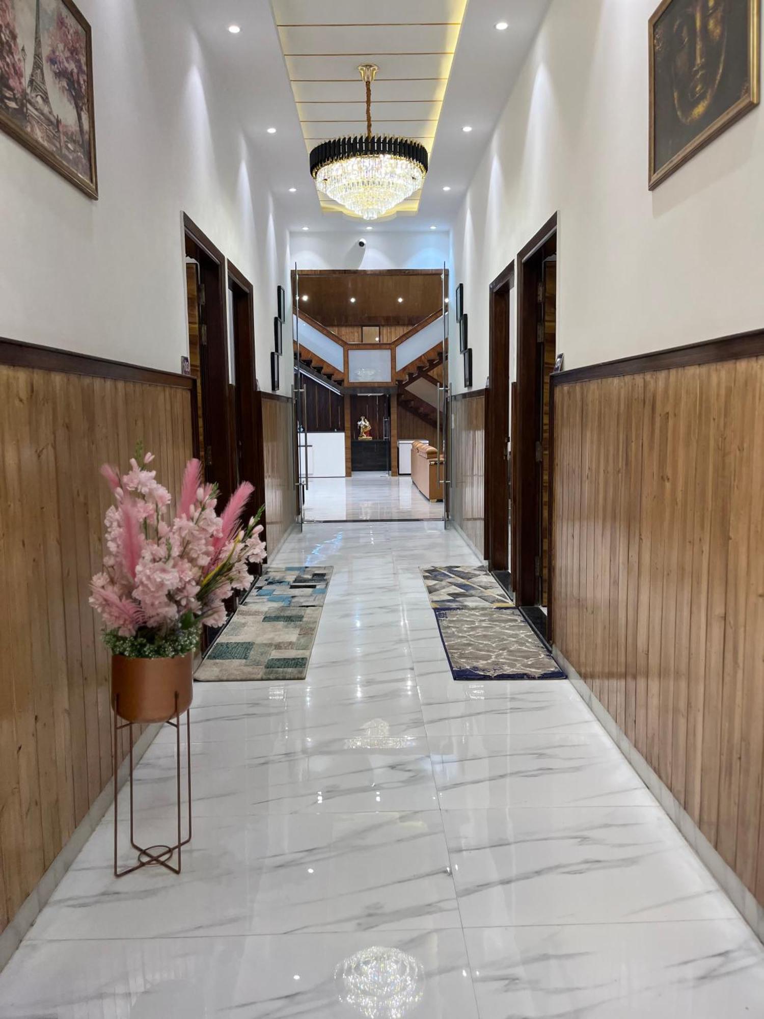 古尔冈The Green Wood Palace I Farm House I Wedding I Party I 87Oo2O5865别墅 外观 照片