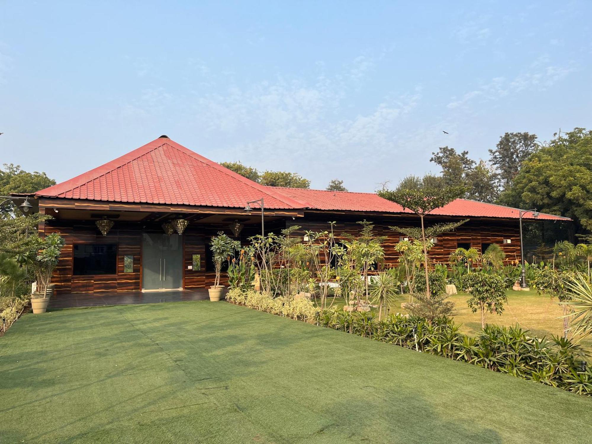 古尔冈The Green Wood Palace I Farm House I Wedding I Party I 87Oo2O5865别墅 外观 照片