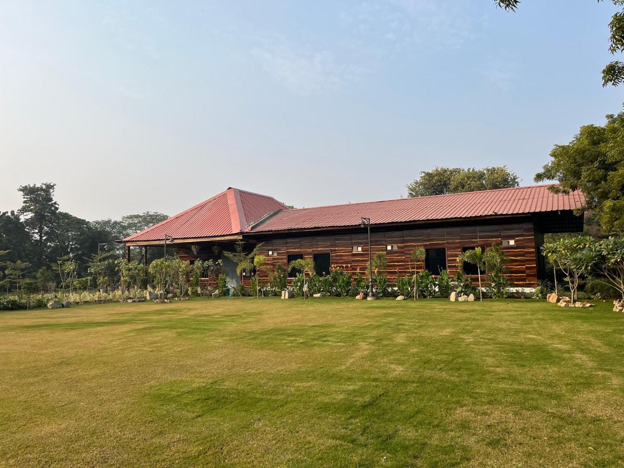 古尔冈The Green Wood Palace I Farm House I Wedding I Party I 87Oo2O5865别墅 外观 照片