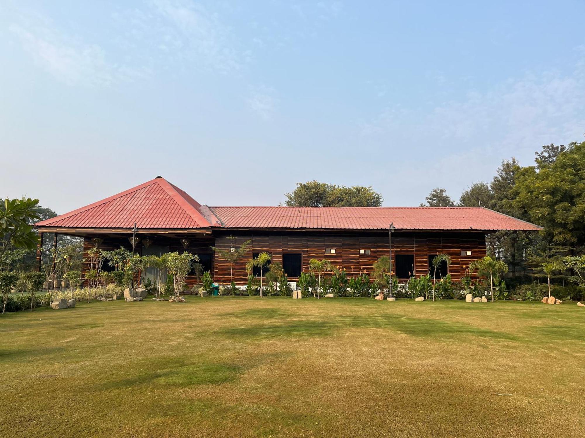 古尔冈The Green Wood Palace I Farm House I Wedding I Party I 87Oo2O5865别墅 外观 照片