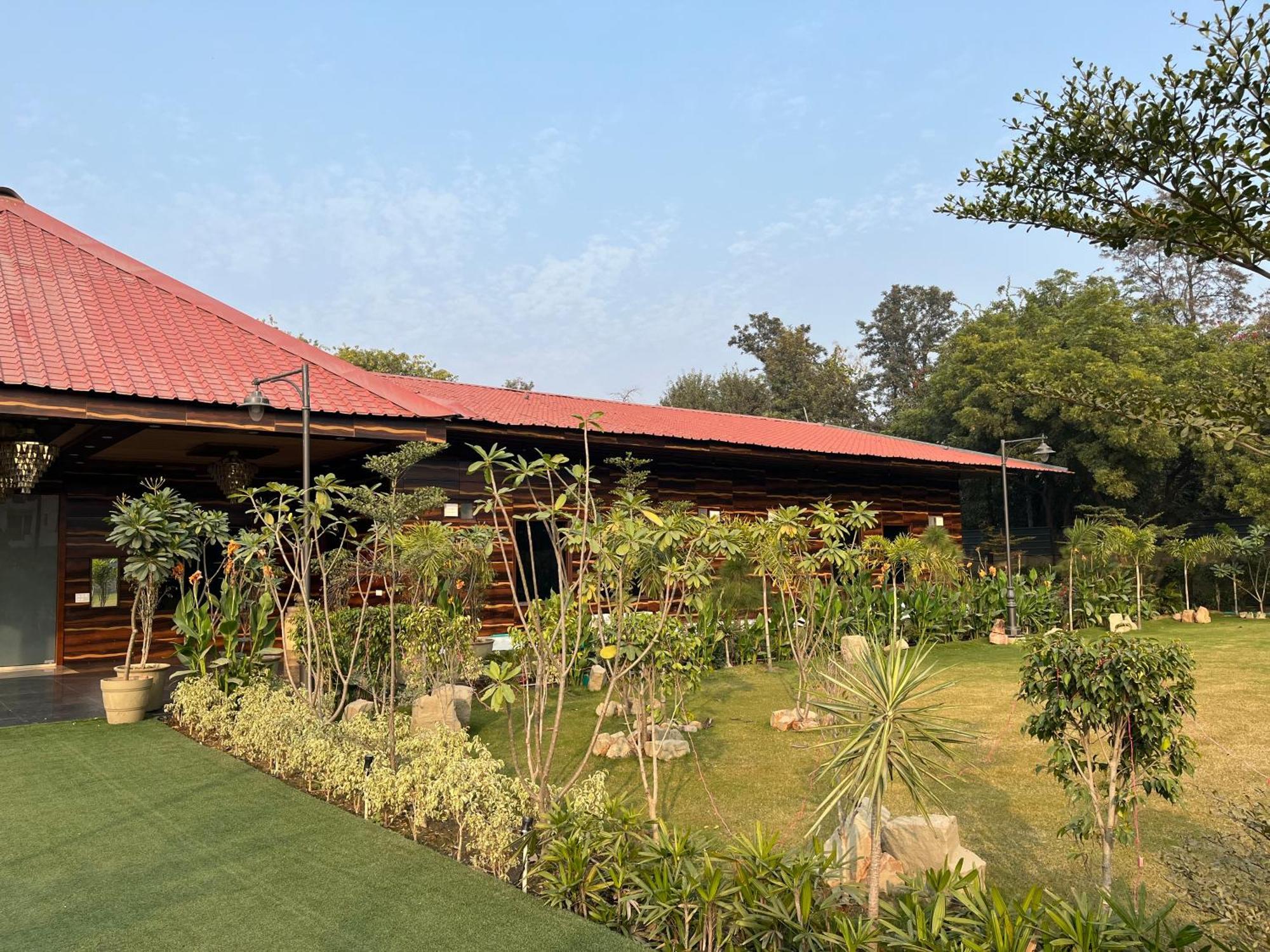古尔冈The Green Wood Palace I Farm House I Wedding I Party I 87Oo2O5865别墅 外观 照片